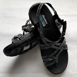 Skechers Outdoor Lifestyle Black and Gray Women's Loopy Sandals Size 7 NIB